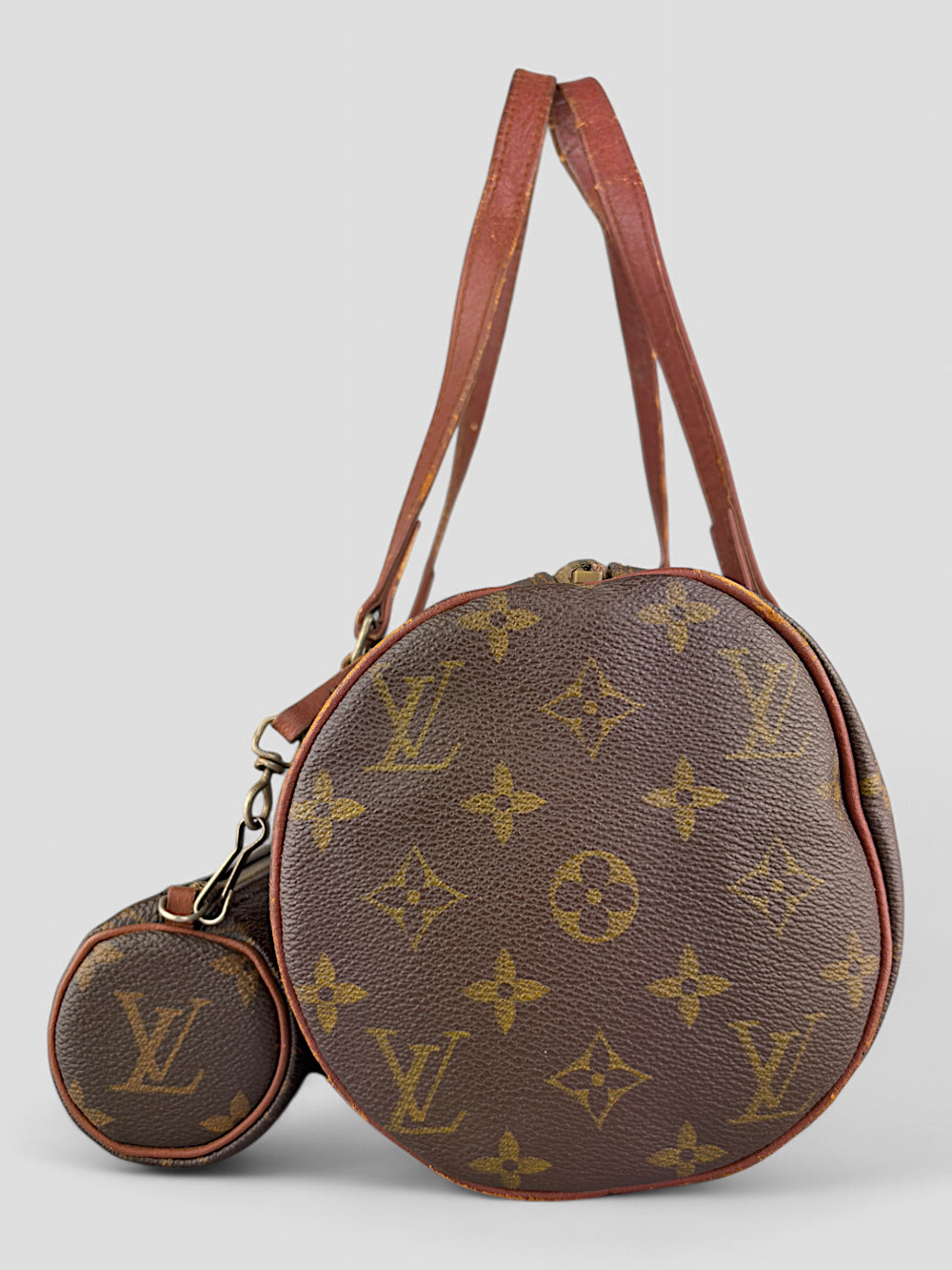 Louis Vuitton Papillon Tasche aus braunem Monogram Canvas mit cognacfarbenen Lederdetails und einer kleinen Pochette. Ikonisches und zeitloses Design