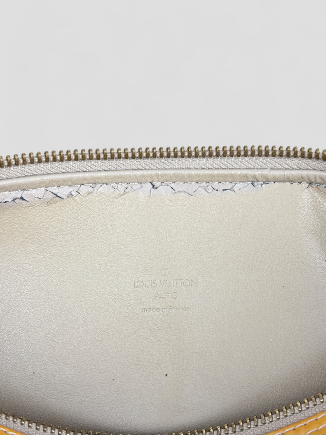 Louis Vuitton Papillon Tasche aus gelbem Lackleder mit glänzendem Finish, goldfarbenen Beschlägen und einer klassischen zylindrischen Form. Stilvoll und auffällig