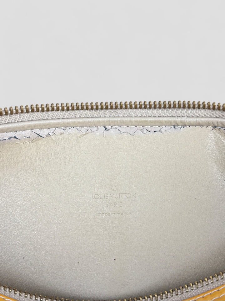 Louis Vuitton Papillon Tasche aus gelbem Lackleder mit glänzendem Finish, goldfarbenen Beschlägen und einer klassischen zylindrischen Form. Stilvoll und auffällig