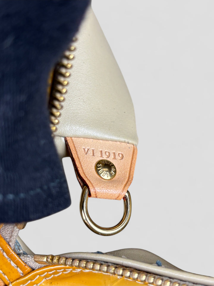 Louis Vuitton Papillon Tasche aus gelbem Lackleder mit glänzendem Finish, goldfarbenen Beschlägen und einer klassischen zylindrischen Form. Stilvoll und auffällig