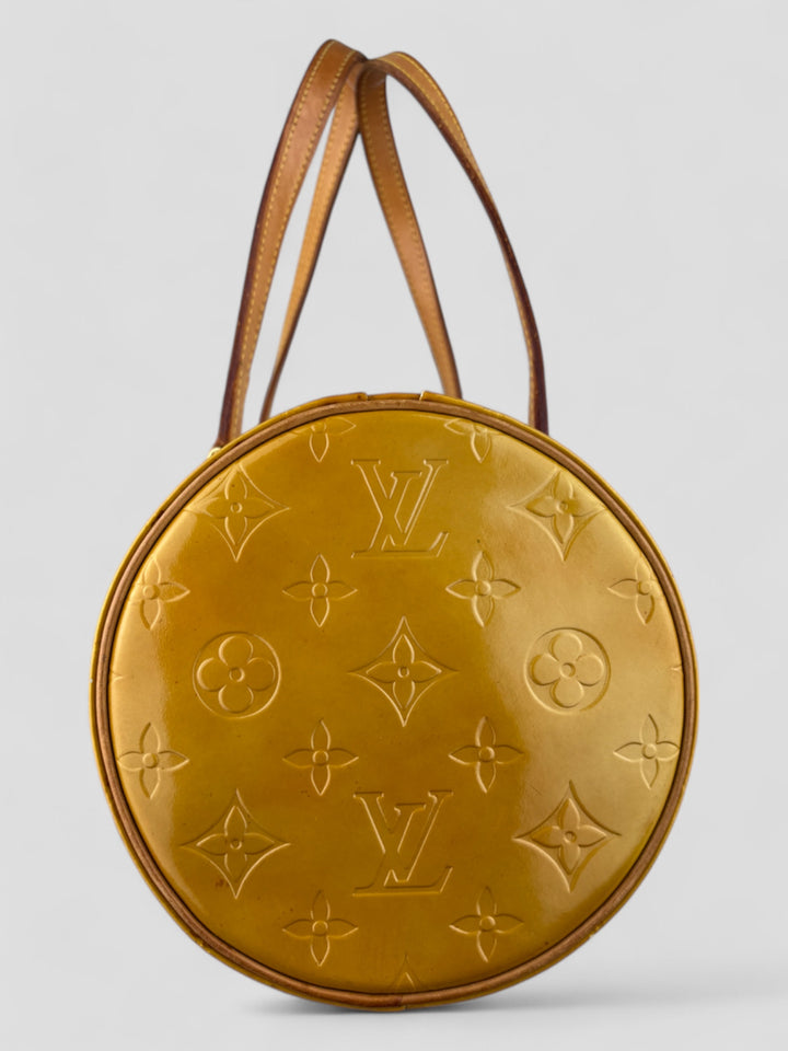 Louis Vuitton Papillon Tasche aus gelbem Lackleder mit glänzendem Finish, goldfarbenen Beschlägen und einer klassischen zylindrischen Form. Stilvoll und auffällig