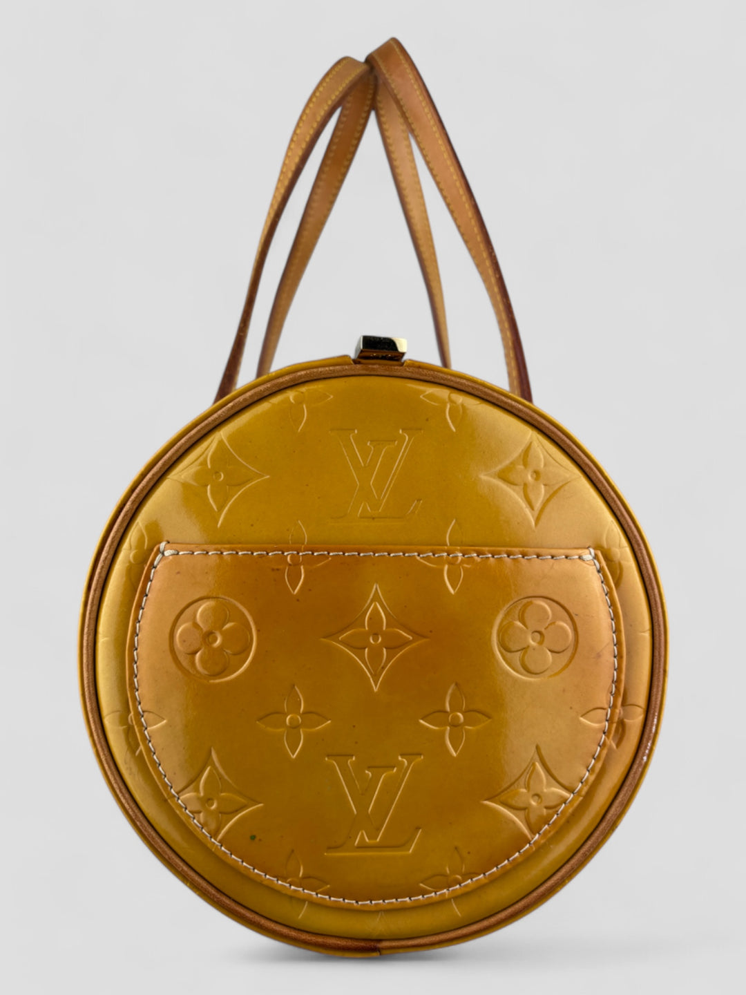Louis Vuitton Papillon Tasche aus gelbem Lackleder mit glänzendem Finish, goldfarbenen Beschlägen und einer klassischen zylindrischen Form. Stilvoll und auffällig