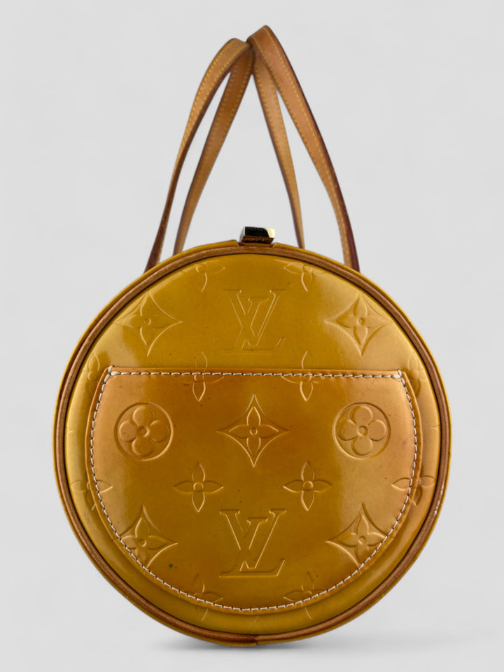 Louis Vuitton Papillon Tasche aus gelbem Lackleder mit glänzendem Finish, goldfarbenen Beschlägen und einer klassischen zylindrischen Form. Stilvoll und auffällig