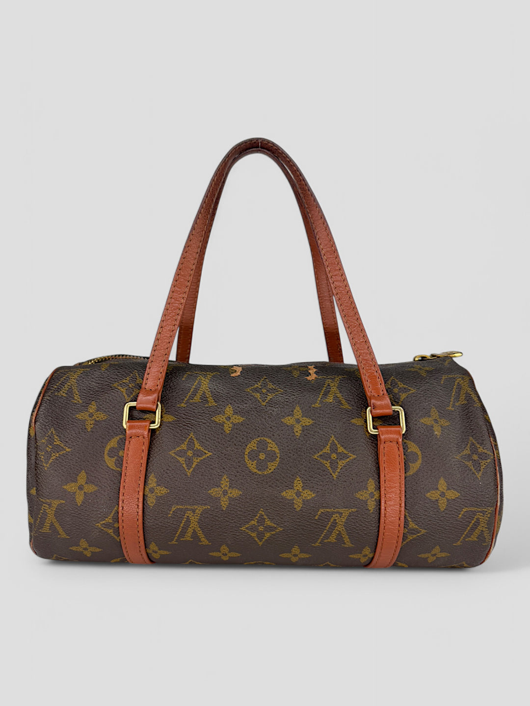 Louis Vuitton Papillon Tasche mit Monogram Canvas, Lederriemen und goldfarbenen Details.

