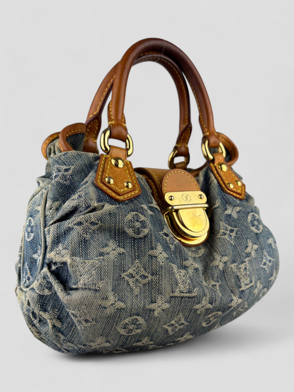 Louis Vuitton Pleaty Denim Handbag aus Monogramm-Denim mit Lederdetails und goldfarbener Schließe, Innenfutter in Gelb.