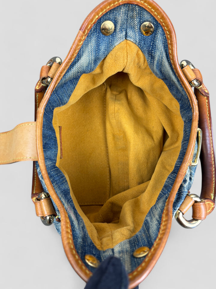 Louis Vuitton Pleaty Denim Handbag aus Monogramm-Denim mit Lederdetails und goldfarbener Schließe, Innenfutter in Gelb