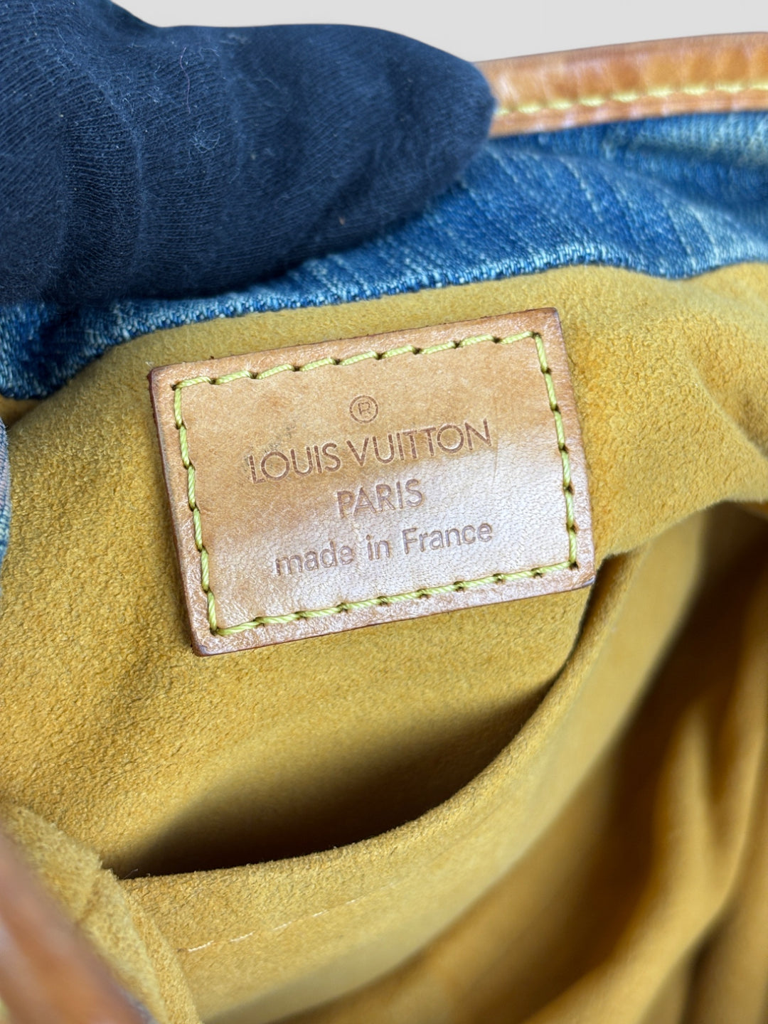 Louis Vuitton Pleaty Denim Handbag aus Monogramm-Denim mit Lederdetails und goldfarbener Schließe, Innenfutter in Gelb
