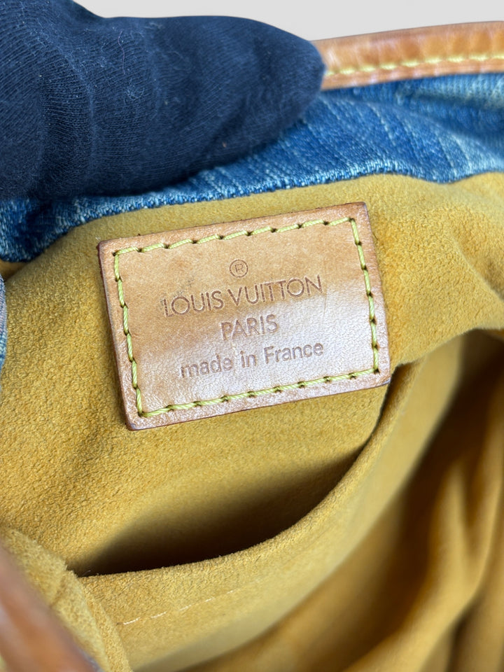 Louis Vuitton Pleaty Denim Handbag aus Monogramm-Denim mit Lederdetails und goldfarbener Schließe, Innenfutter in Gelb