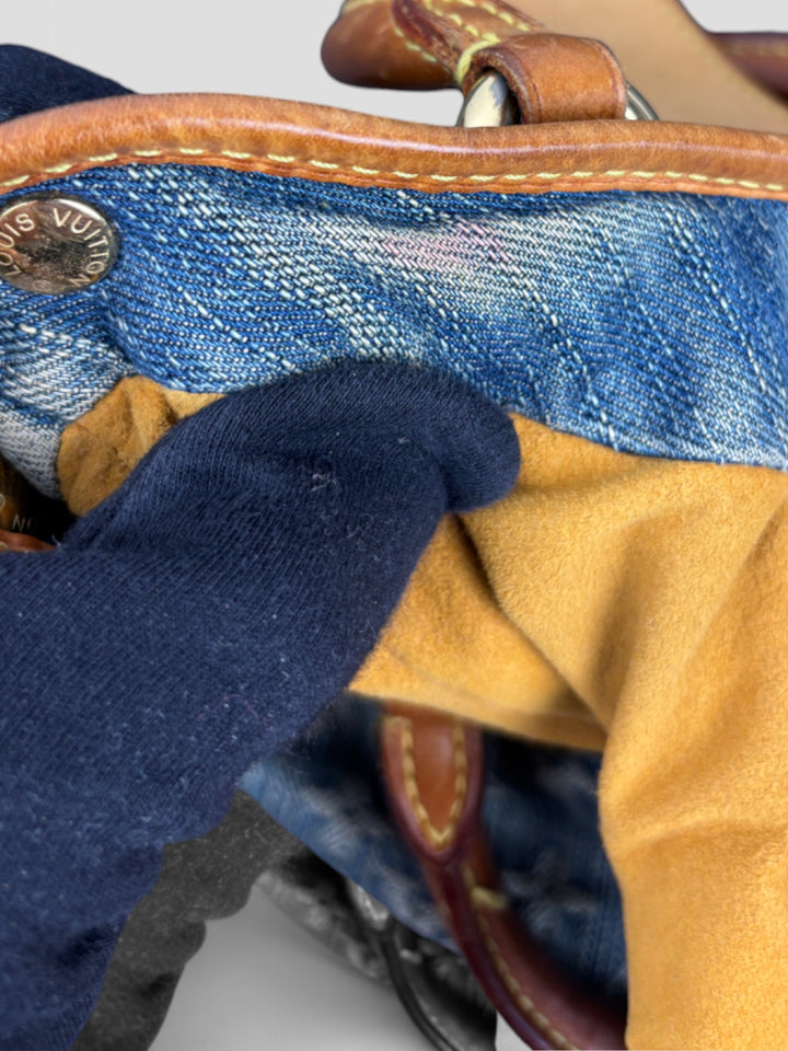Louis Vuitton Pleaty Denim Handbag aus Monogramm-Denim mit Lederdetails und goldfarbener Schließe, Innenfutter in Gelb