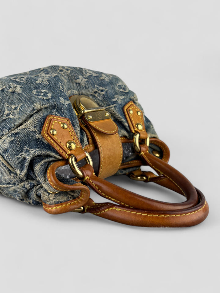 Louis Vuitton Pleaty Denim Handbag aus Monogramm-Denim mit Lederdetails und goldfarbener Schließe, Innenfutter in Gelb