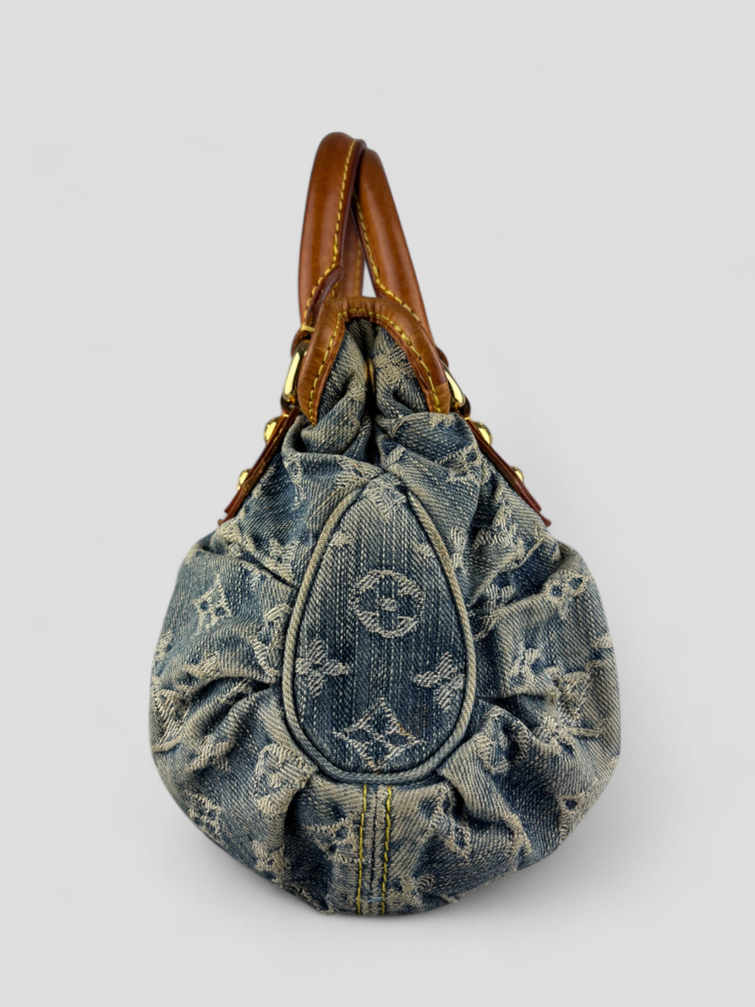 Louis Vuitton Pleaty Denim Handbag aus Monogramm-Denim mit Lederdetails und goldfarbener Schließe, Innenfutter in Gelb