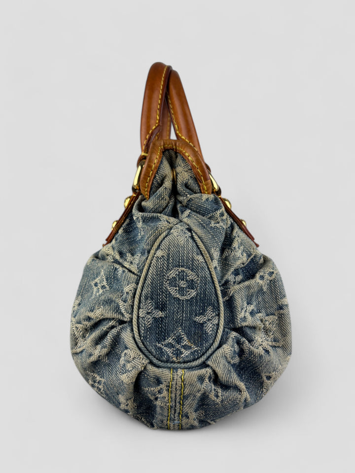 Louis Vuitton Pleaty Denim Handbag aus Monogramm-Denim mit Lederdetails und goldfarbener Schließe, Innenfutter in Gelb