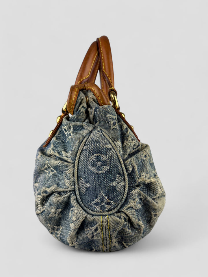 Louis Vuitton Pleaty Denim Handbag aus Monogramm-Denim mit Lederdetails und goldfarbener Schließe, Innenfutter in Gelb