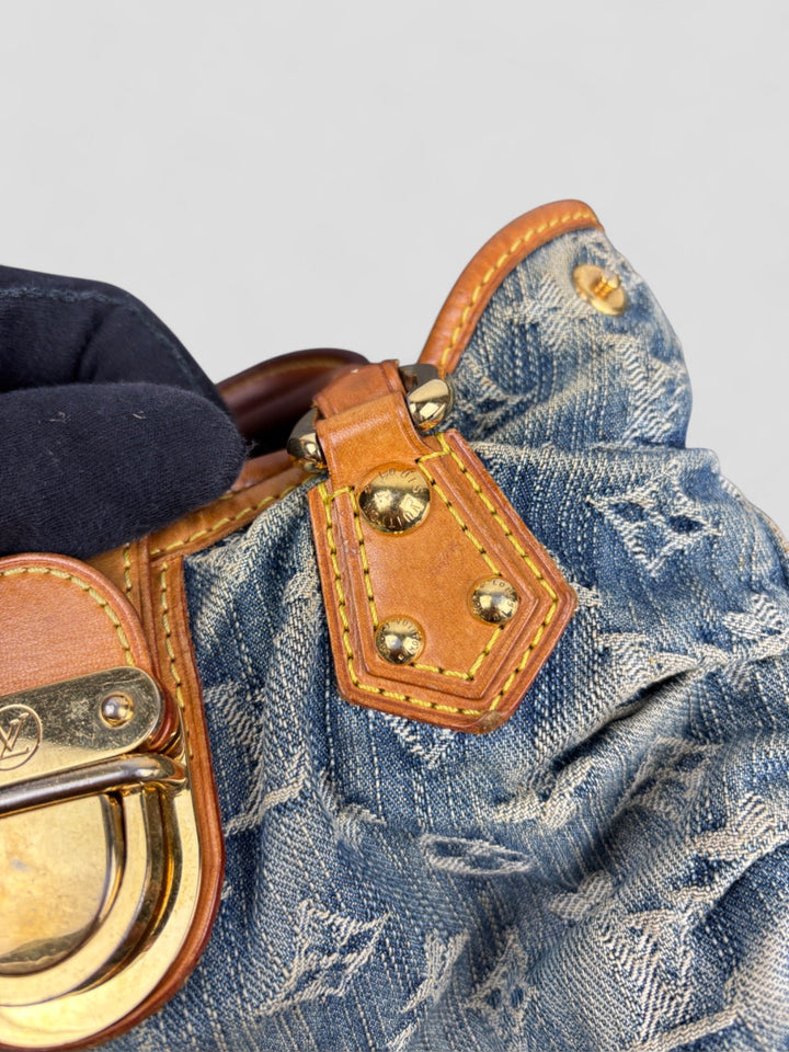 Louis Vuitton Pleaty Denim Handbag aus Monogramm-Denim mit Lederdetails und goldfarbener Schließe, Innenfutter in Gelb