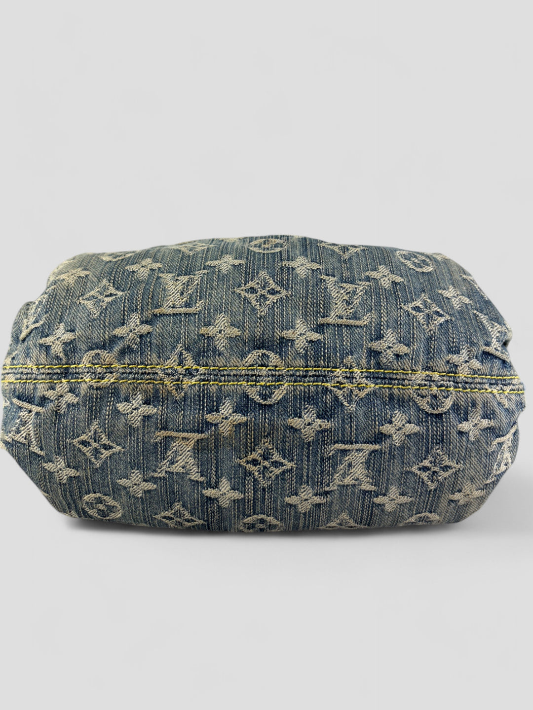Louis Vuitton Pleaty Denim Handbag aus Monogramm-Denim mit Lederdetails und goldfarbener Schließe, Innenfutter in Gelb