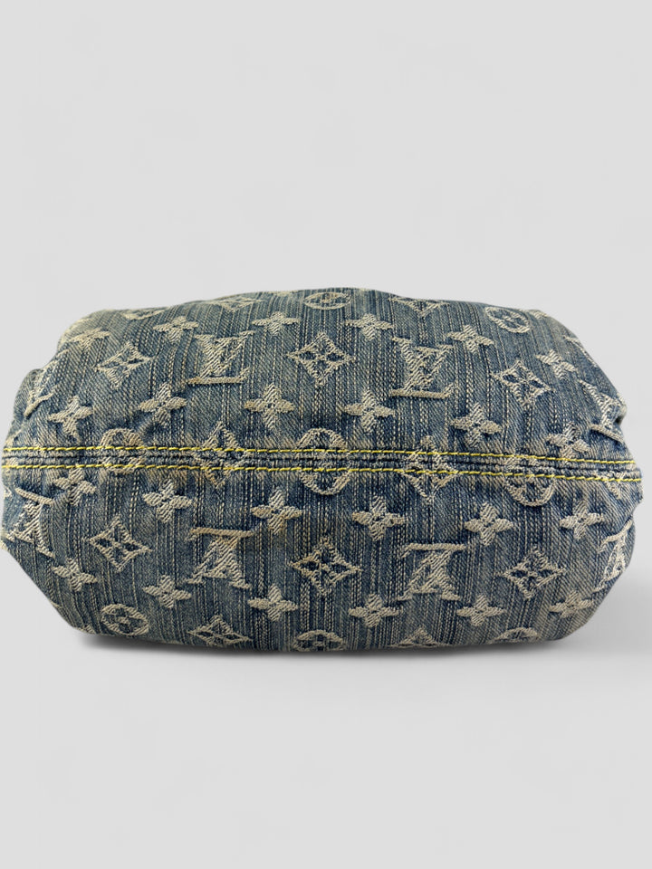 Louis Vuitton Pleaty Denim Handbag aus Monogramm-Denim mit Lederdetails und goldfarbener Schließe, Innenfutter in Gelb