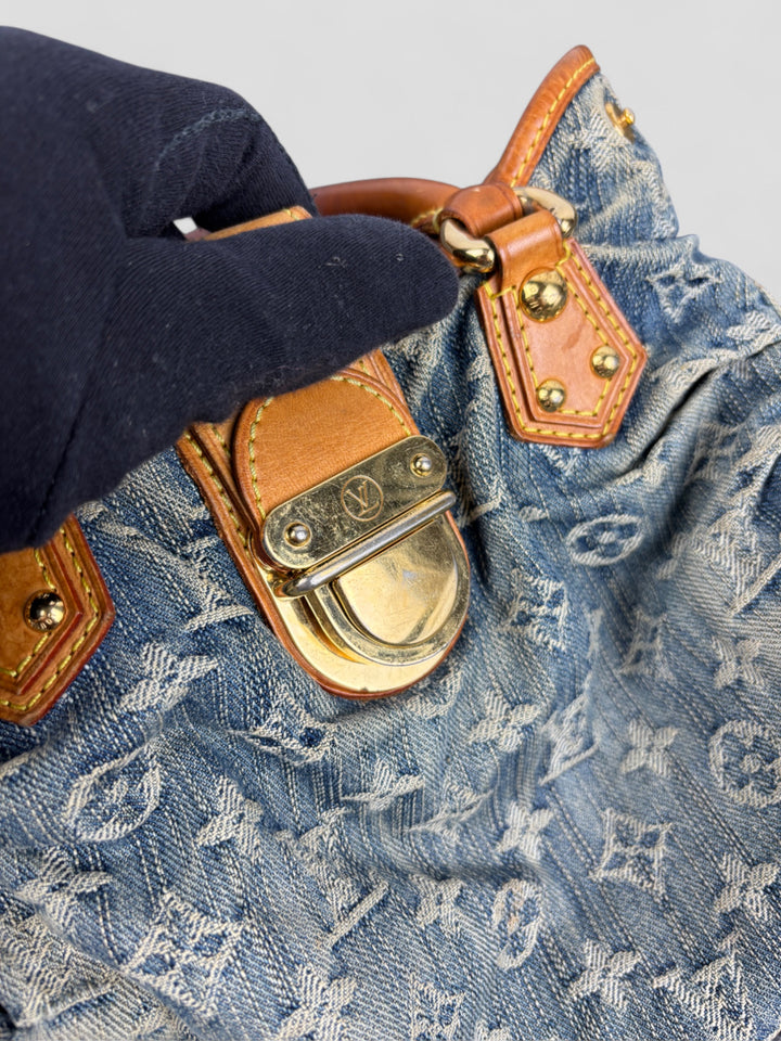 Louis Vuitton Pleaty Denim Handbag aus Monogramm-Denim mit Lederdetails und goldfarbener Schließe, Innenfutter in Gelb