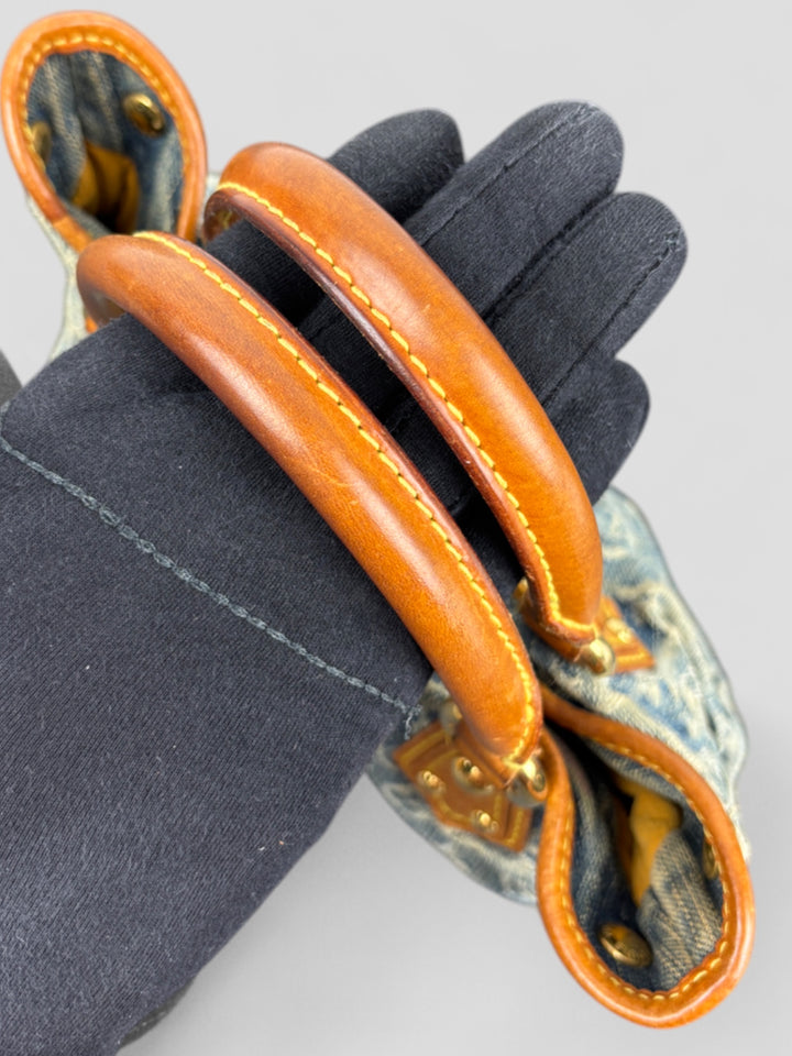 Louis Vuitton Pleaty Denim Handbag aus Monogramm-Denim mit Lederdetails und goldfarbener Schließe, Innenfutter in Gelb