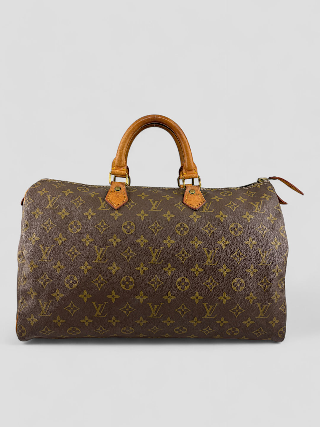 Louis Vuitton Speedy Reisetasche aus Monogramm-Canvas in Braun mit goldfarbenen Beschlägen und Lederdetails. Geräumig und stilvoll.