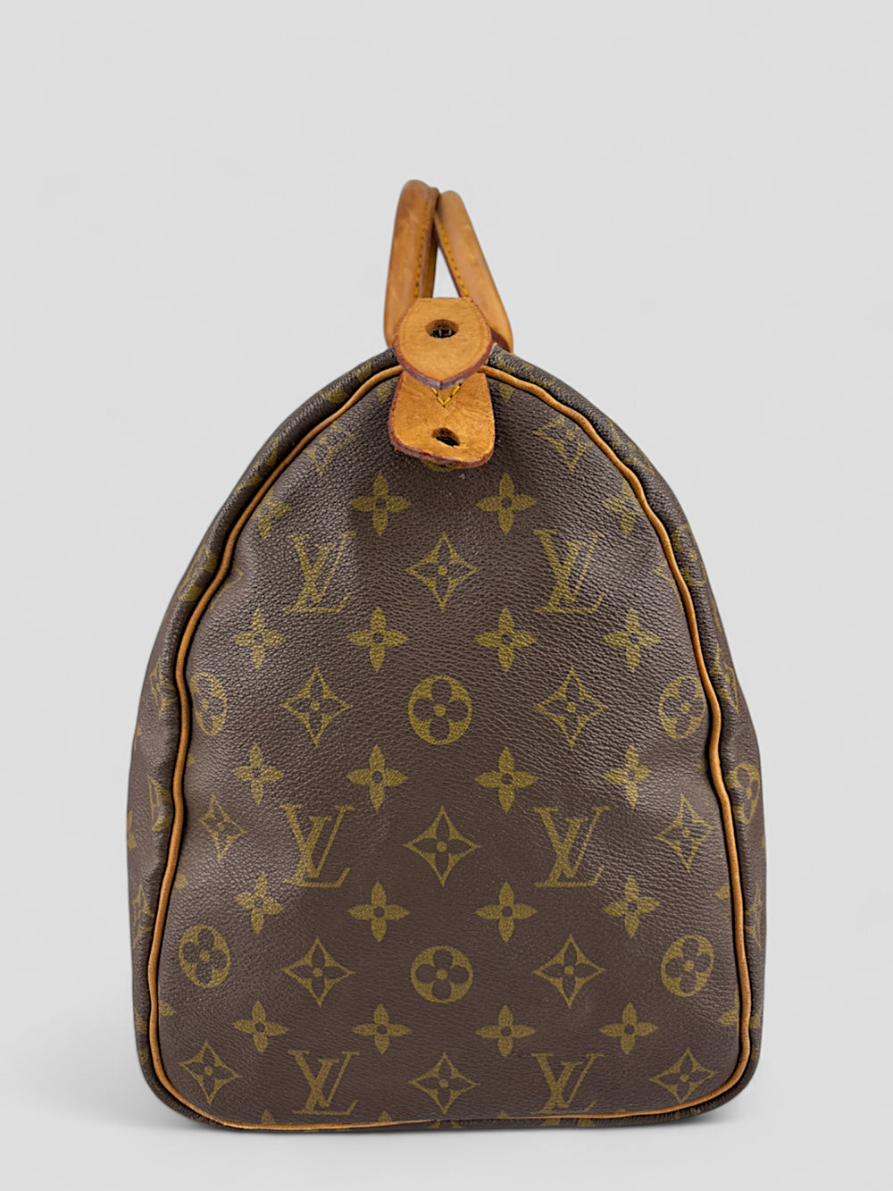 Louis Vuitton Speedy Reisetasche aus Monogramm-Canvas in Braun mit goldfarbenen Beschlägen und Lederdetails. Geräumig und stilvoll