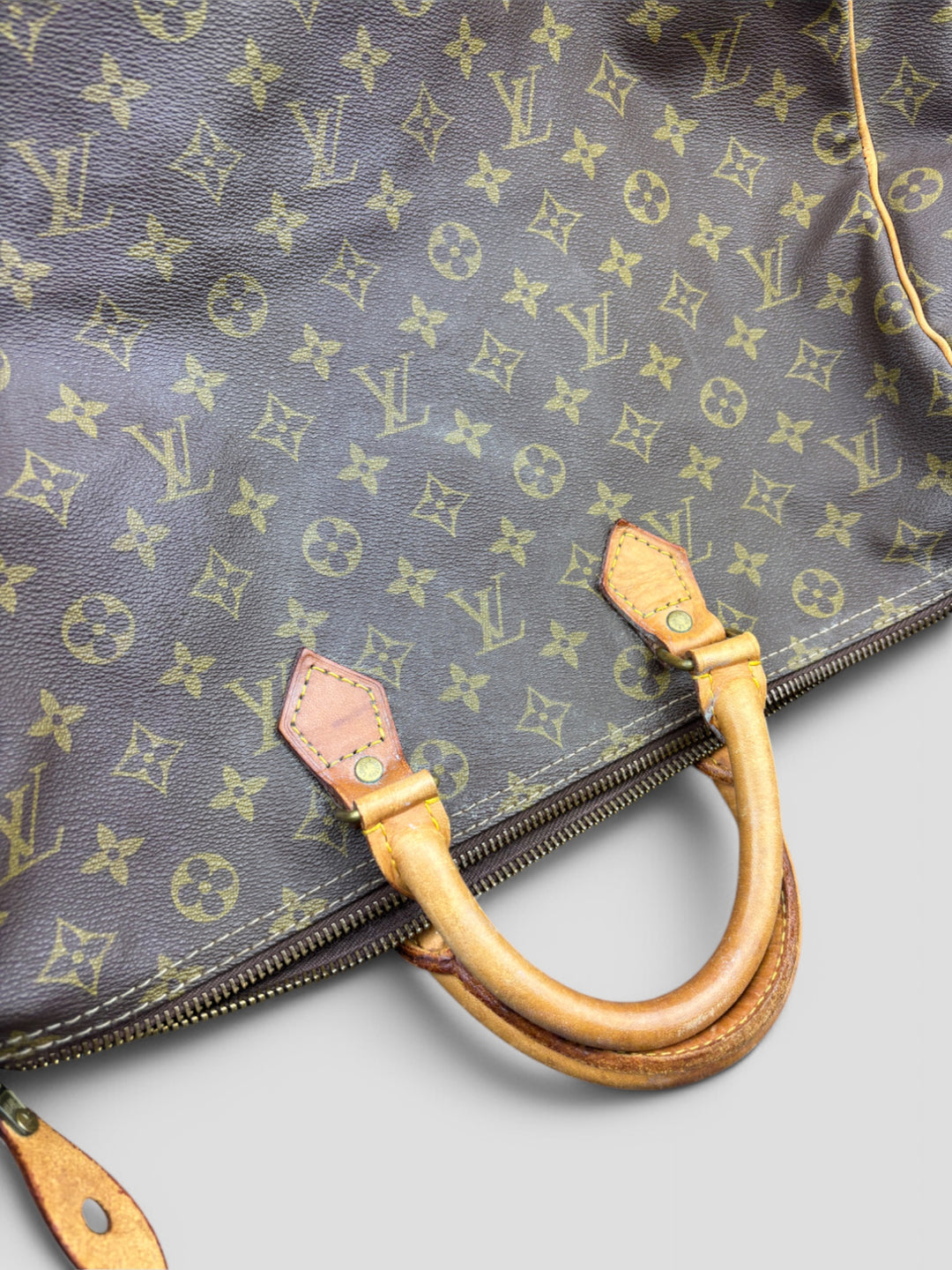 Louis Vuitton Speedy Reisetasche aus Monogramm-Canvas in Braun mit goldfarbenen Beschlägen und Lederdetails. Geräumig und stilvoll