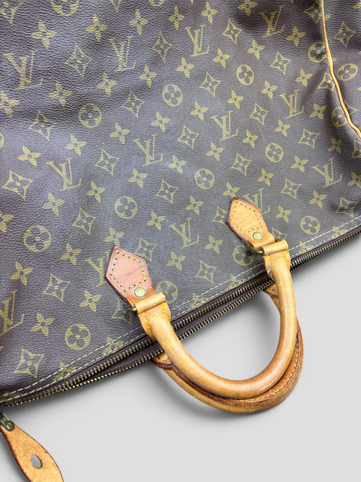 Louis Vuitton Speedy Reisetasche aus Monogramm-Canvas in Braun mit goldfarbenen Beschlägen und Lederdetails. Geräumig und stilvoll