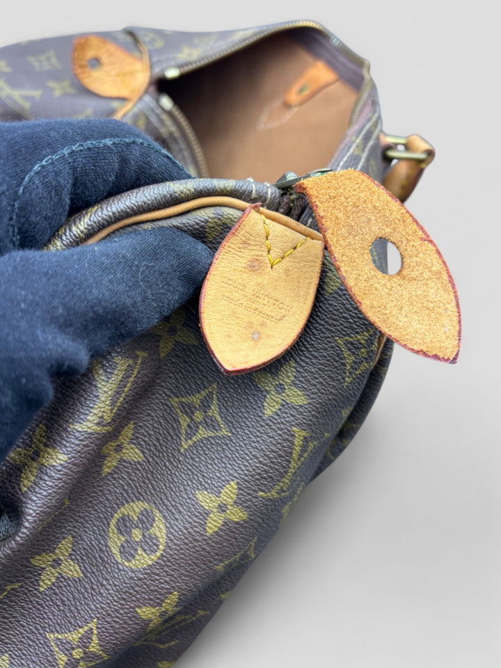 Louis Vuitton Speedy Reisetasche aus Monogramm-Canvas in Braun mit goldfarbenen Beschlägen und Lederdetails. Geräumig und stilvoll