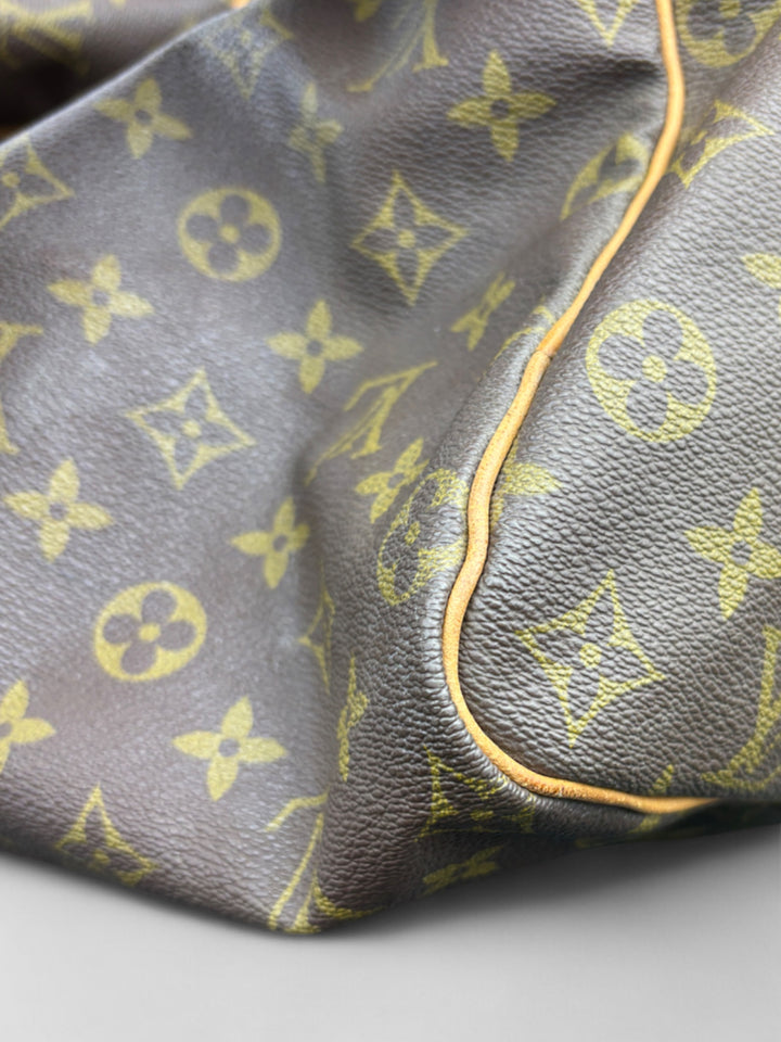 Louis Vuitton Speedy Reisetasche aus Monogramm-Canvas in Braun mit goldfarbenen Beschlägen und Lederdetails. Geräumig und stilvoll