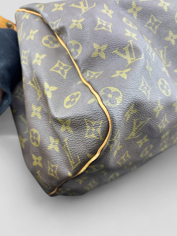 Louis Vuitton Speedy Reisetasche aus Monogramm-Canvas in Braun mit goldfarbenen Beschlägen und Lederdetails. Geräumig und stilvoll