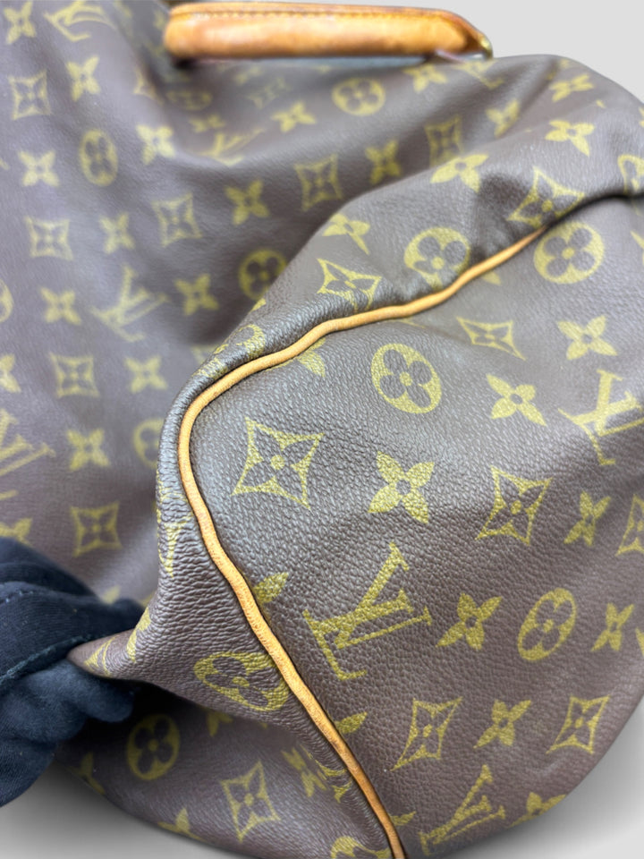 Louis Vuitton Speedy Reisetasche aus Monogramm-Canvas in Braun mit goldfarbenen Beschlägen und Lederdetails. Geräumig und stilvoll