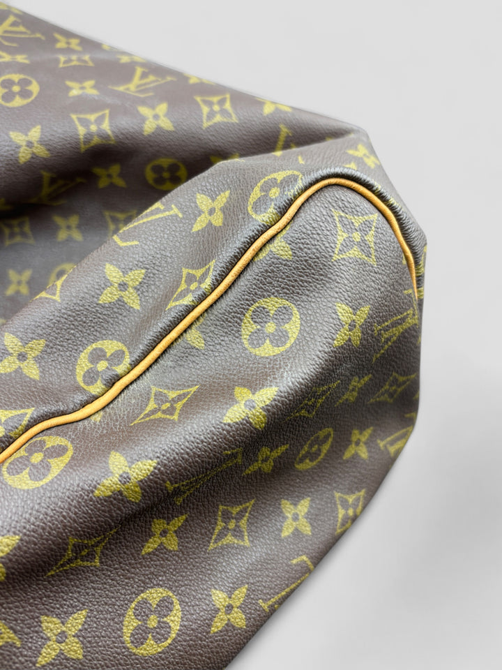 Louis Vuitton Speedy Reisetasche aus Monogramm-Canvas in Braun mit goldfarbenen Beschlägen und Lederdetails. Geräumig und stilvoll