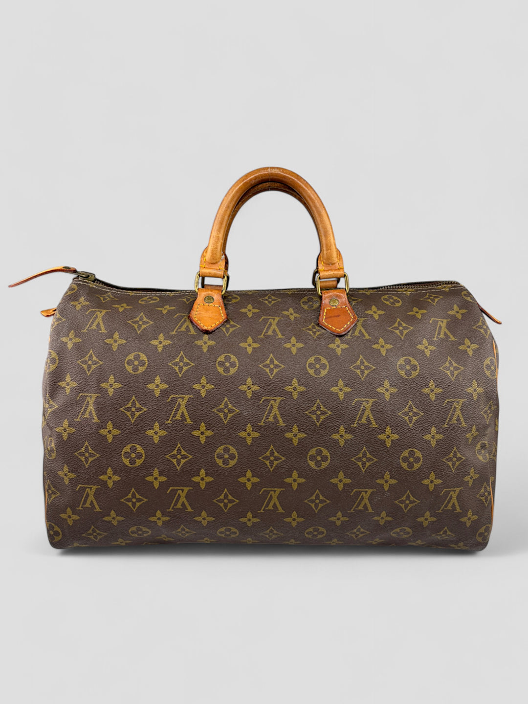 Louis Vuitton Speedy Reisetasche aus Monogramm-Canvas in Braun mit goldfarbenen Beschlägen und Lederdetails. Geräumig und stilvoll