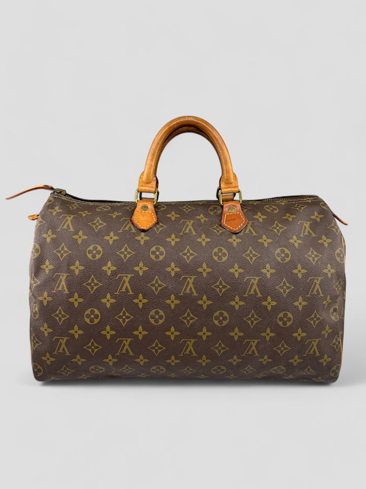 Louis Vuitton Speedy Reisetasche aus Monogramm-Canvas in Braun mit goldfarbenen Beschlägen und Lederdetails. Geräumig und stilvoll