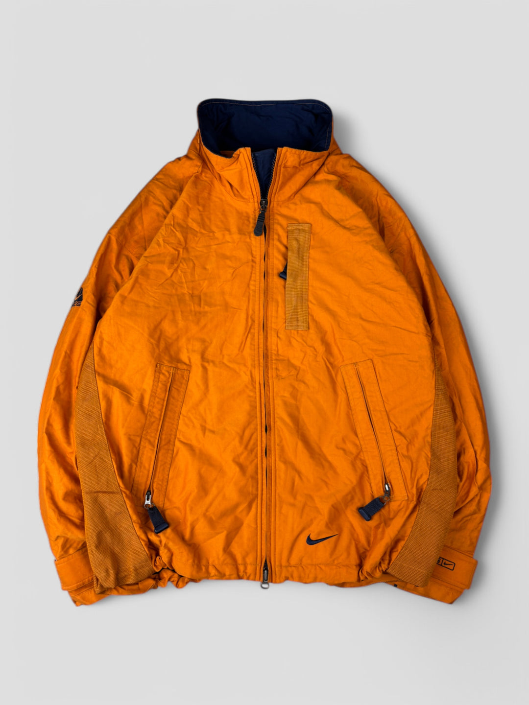 Nike ACG Jacke in Orange mit durchgehendem Reißverschluss und seitlichen Reißverschlusstaschen