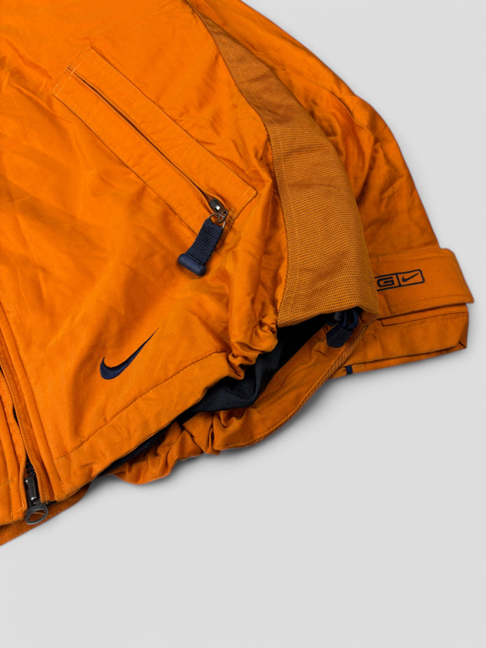 Nike ACG Jacke in Orange mit durchgehendem Reißverschluss und seitlichen Reißverschlusstaschen