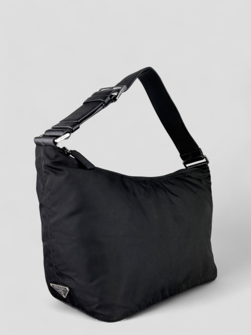 Prada Banana Schultertasche aus schwarzem Nylon mit verstellbarem Schulterriemen und klassischem Prada-Dreiecks-Logoaufnäher. Schlicht, praktisch und elegant