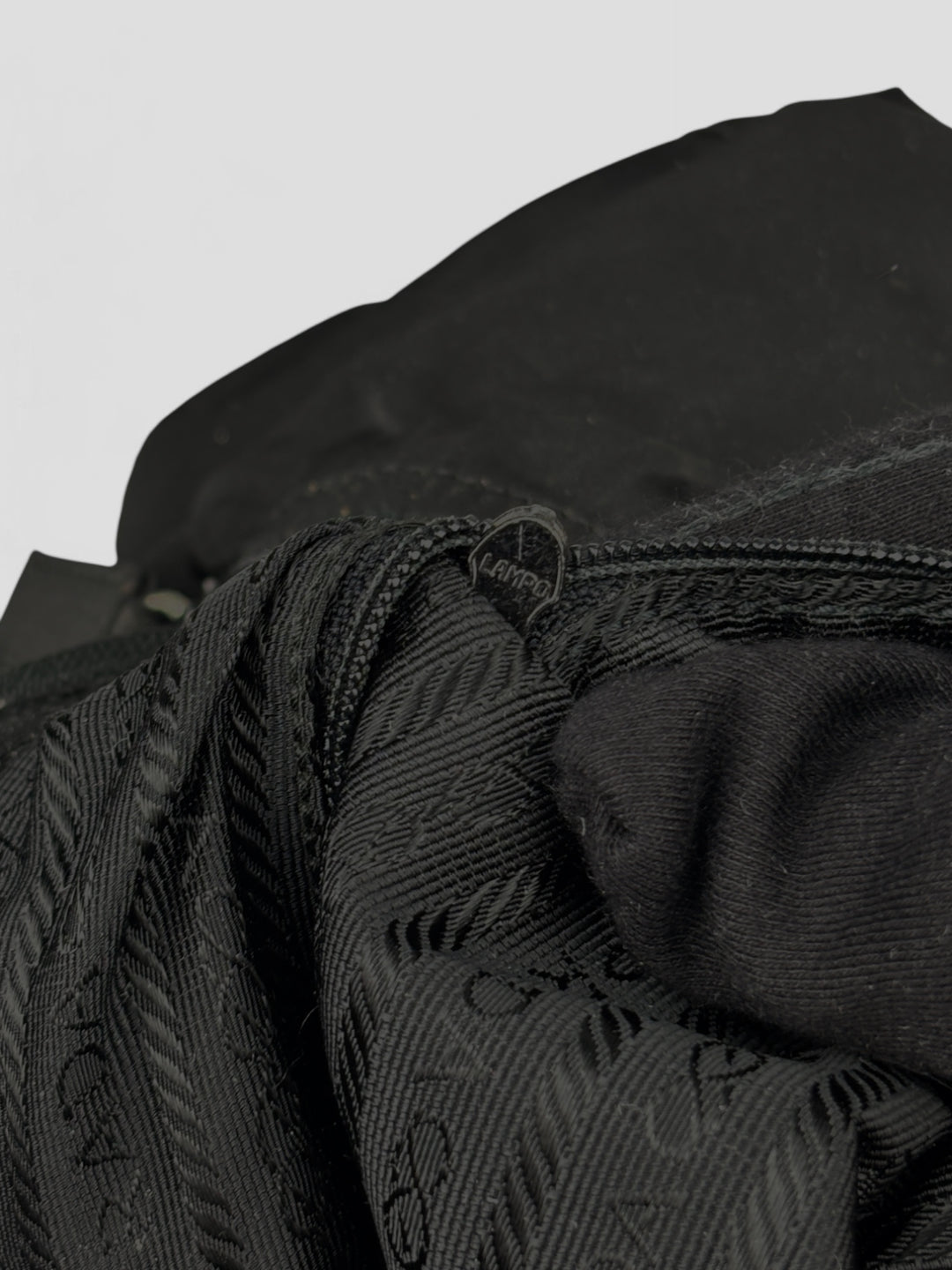 Prada Banana Schultertasche aus schwarzem Nylon mit verstellbarem Schulterriemen und klassischem Prada-Dreiecks-Logoaufnäher. Schlicht, praktisch und elegant