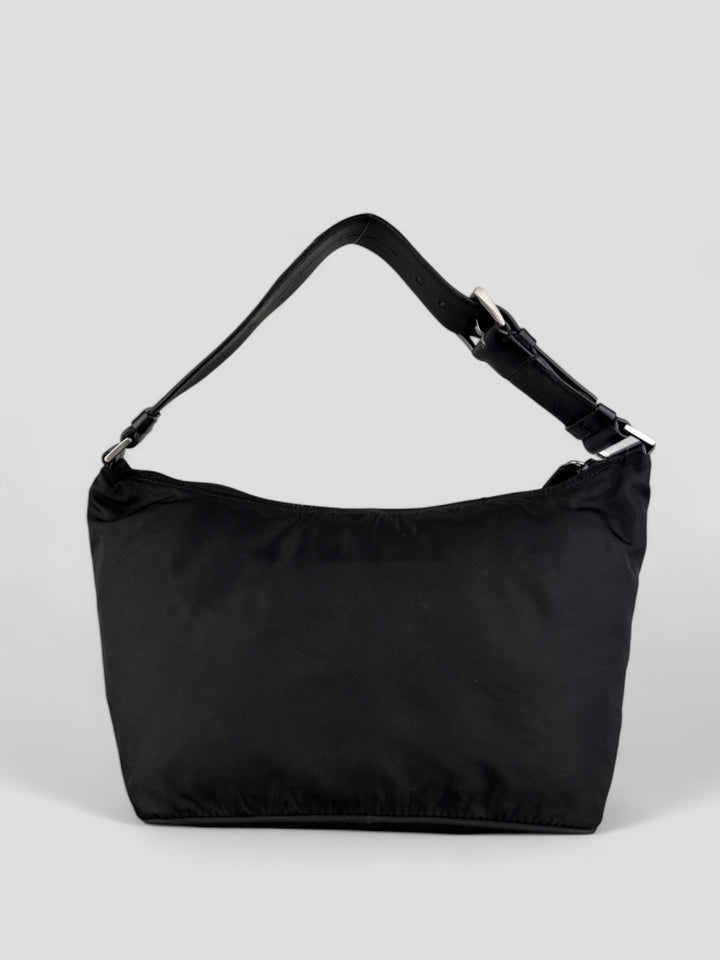 Prada Banana Schultertasche aus schwarzem Nylon mit verstellbarem Schulterriemen und klassischem Prada-Dreiecks-Logoaufnäher. Schlicht, praktisch und elegant