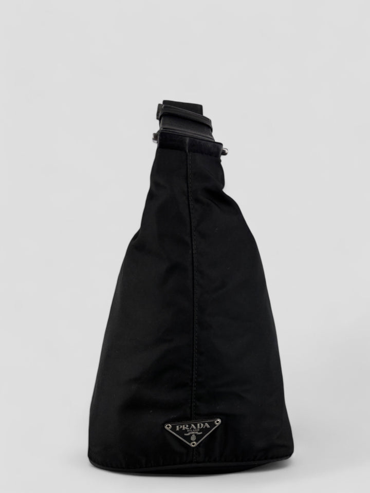 Prada Banana Schultertasche aus schwarzem Nylon mit verstellbarem Schulterriemen und klassischem Prada-Dreiecks-Logoaufnäher. Schlicht, praktisch und elegant