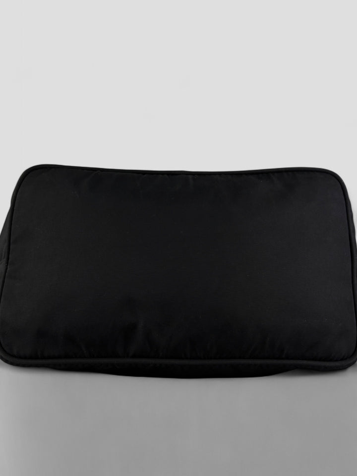 Prada Banana Schultertasche aus schwarzem Nylon mit verstellbarem Schulterriemen und klassischem Prada-Dreiecks-Logoaufnäher. Schlicht, praktisch und elegant
