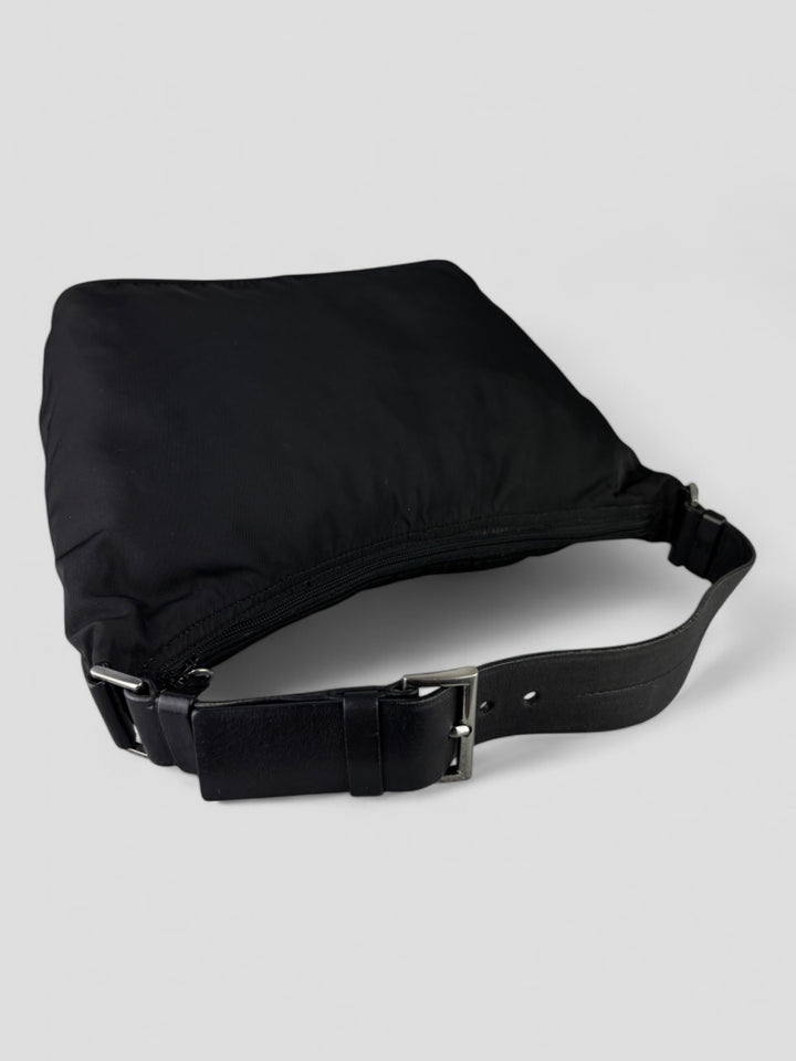 Prada Banana Schultertasche aus schwarzem Nylon mit verstellbarem Schulterriemen und klassischem Prada-Dreiecks-Logoaufnäher. Schlicht, praktisch und elegant