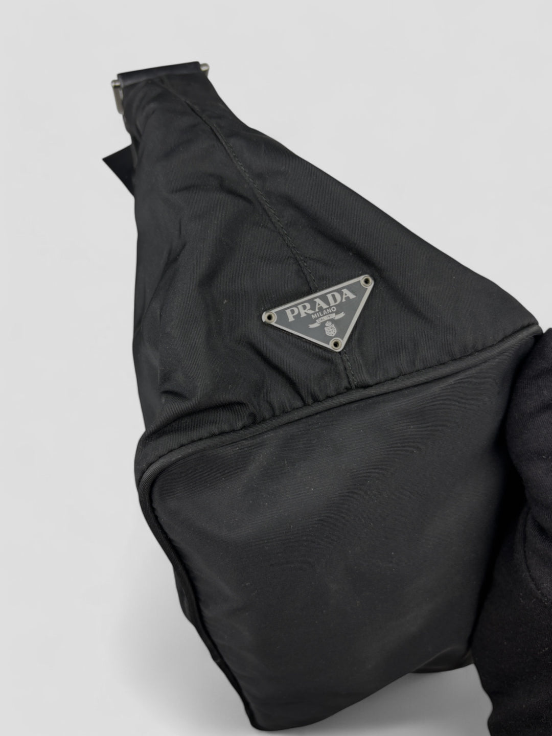Prada Banana Schultertasche aus schwarzem Nylon mit verstellbarem Schulterriemen und klassischem Prada-Dreiecks-Logoaufnäher. Schlicht, praktisch und elegant