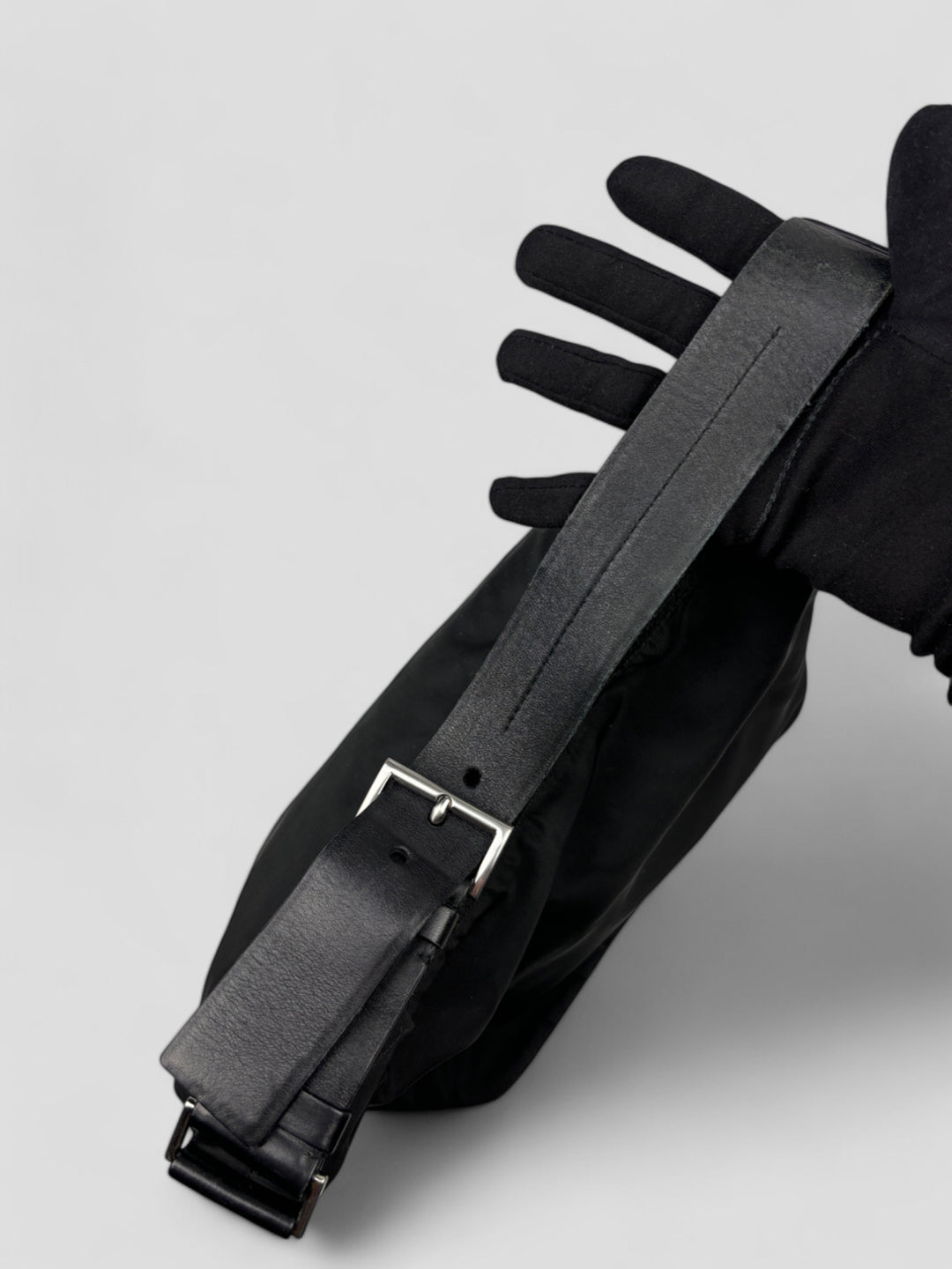 Prada Banana Schultertasche aus schwarzem Nylon mit verstellbarem Schulterriemen und klassischem Prada-Dreiecks-Logoaufnäher. Schlicht, praktisch und elegant