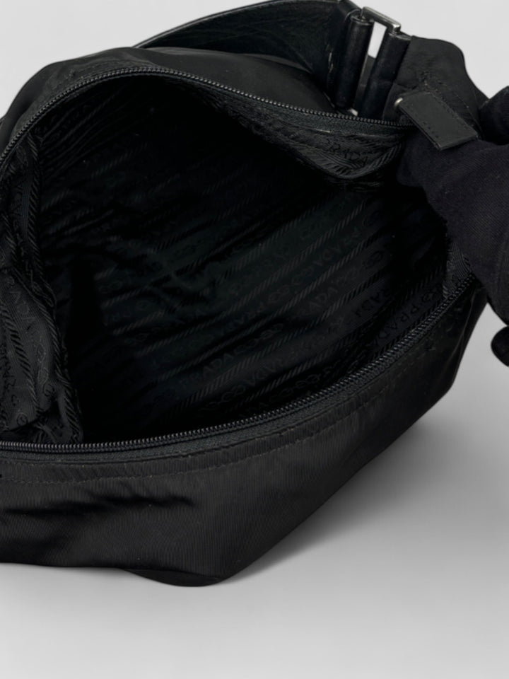 Prada Banana Schultertasche aus schwarzem Nylon mit verstellbarem Schulterriemen und klassischem Prada-Dreiecks-Logoaufnäher. Schlicht, praktisch und elegant