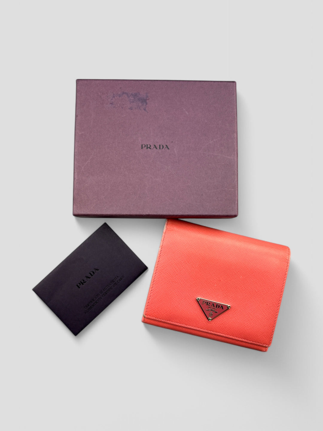 Prada Geldbeutel aus Saffiano-Leder in Pink, mit mehreren Kartenfächern, Münzfach mit Druckknopfverschluss und schlankem Design