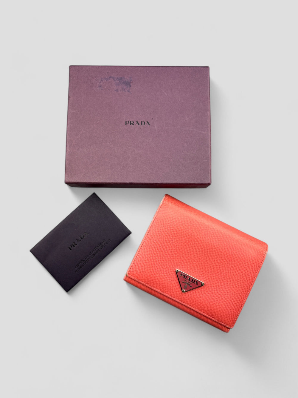 Prada Geldbeutel aus Saffiano-Leder in Pink, mit mehreren Kartenfächern, Münzfach mit Druckknopfverschluss und schlankem Design
