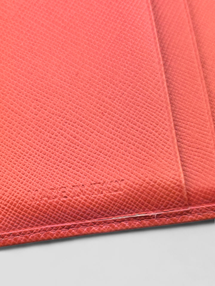 Prada Geldbeutel aus Saffiano-Leder in Pink, mit mehreren Kartenfächern, Münzfach mit Druckknopfverschluss und schlankem Design