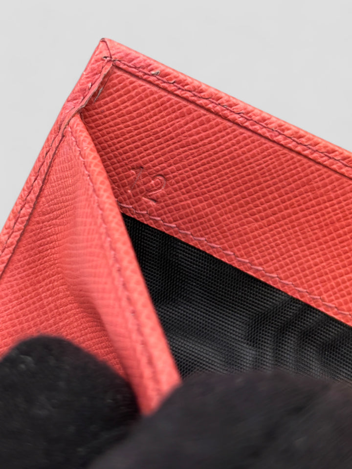 Prada Geldbeutel aus Saffiano-Leder in Pink, mit mehreren Kartenfächern, Münzfach mit Druckknopfverschluss und schlankem Design