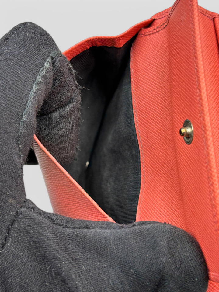 Prada Geldbeutel aus Saffiano-Leder in Pink, mit mehreren Kartenfächern, Münzfach mit Druckknopfverschluss und schlankem Design