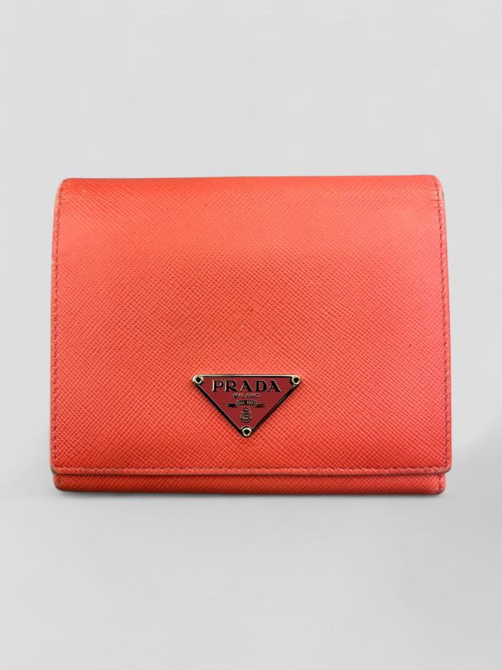 Prada Geldbeutel aus Saffiano-Leder in Pink, mit mehreren Kartenfächern, Münzfach mit Druckknopfverschluss und schlankem Design